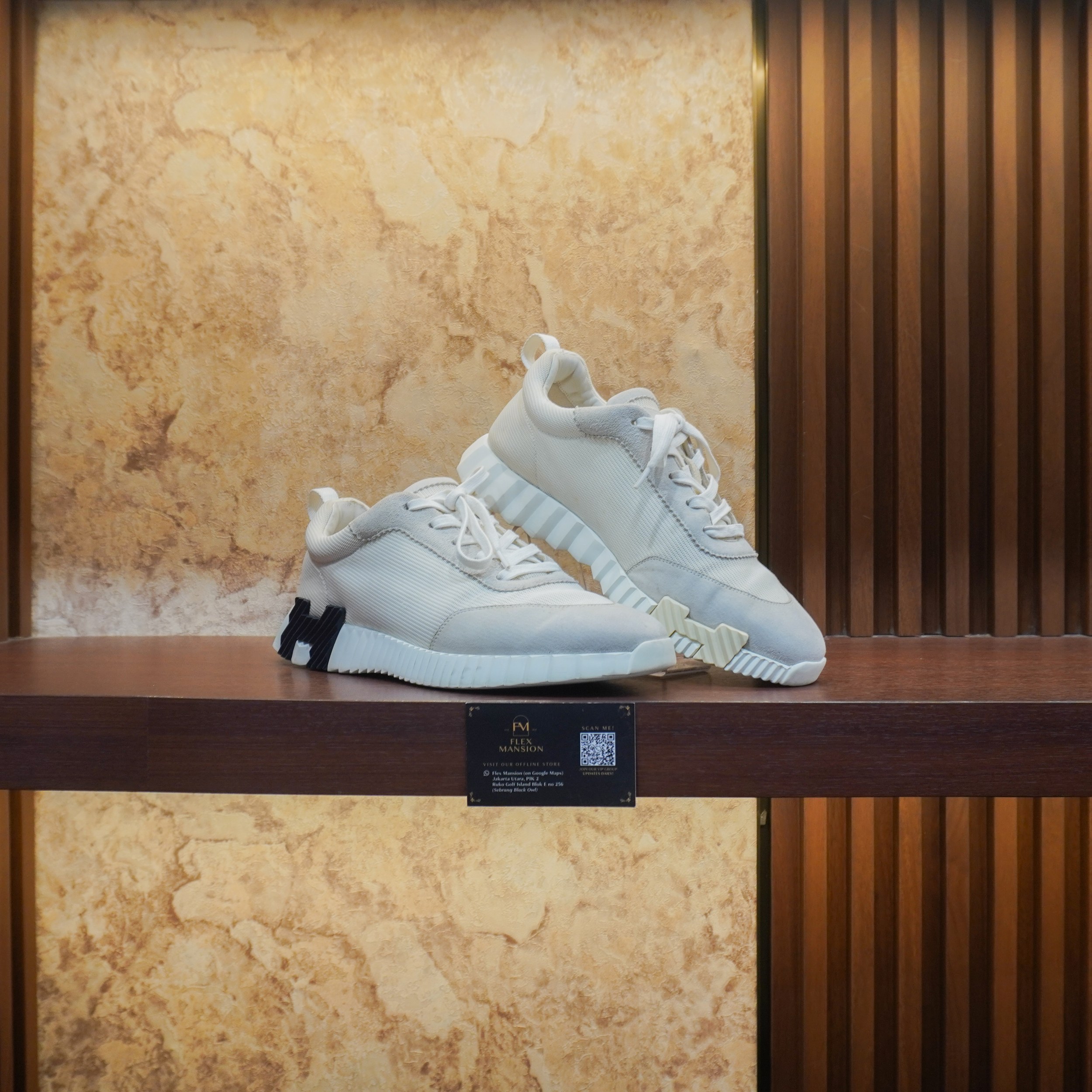 Hermes bouncing white