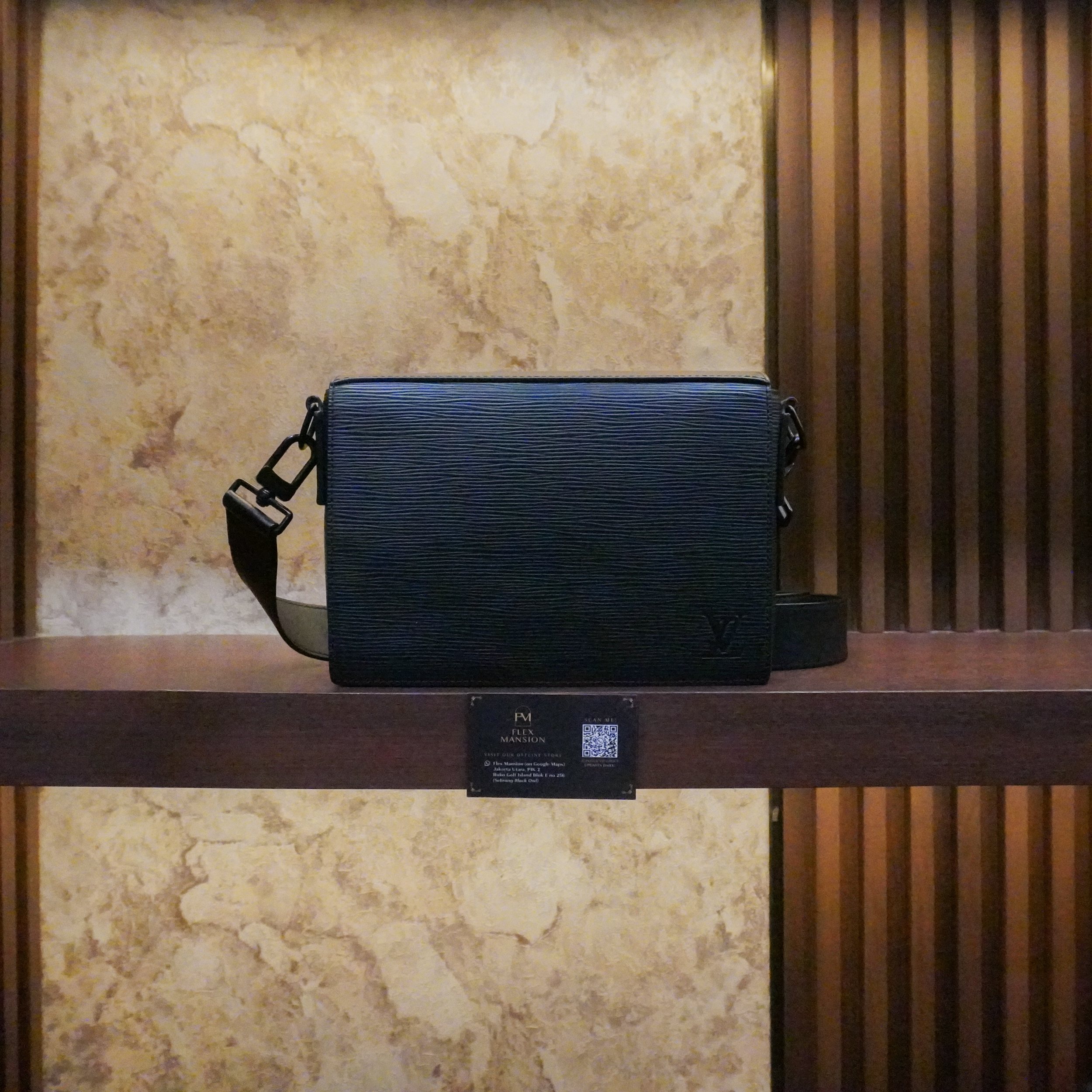 LV epi leather messenger bag (new 45jt