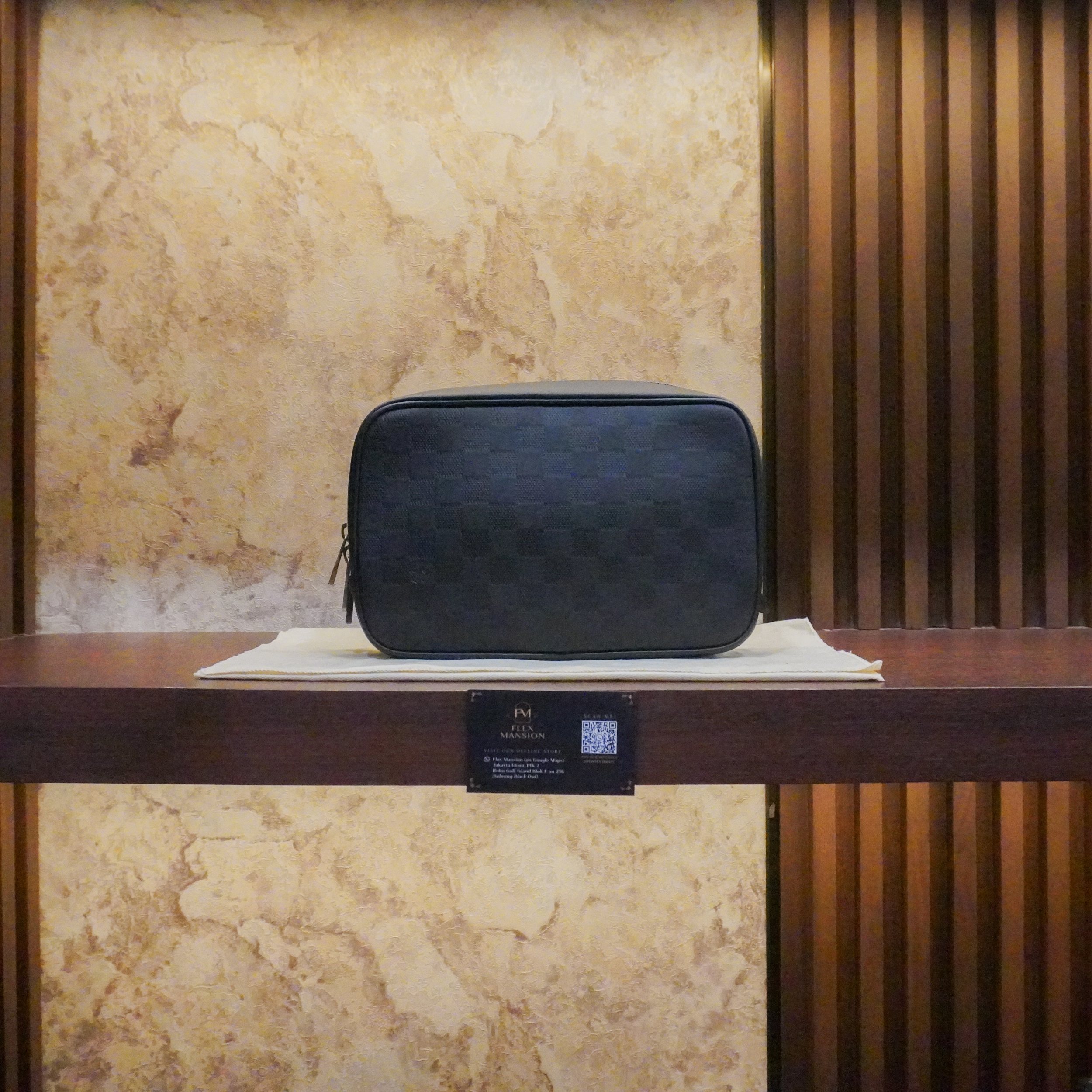 LV toiletry shadow leather damier pouch (new 25jt
