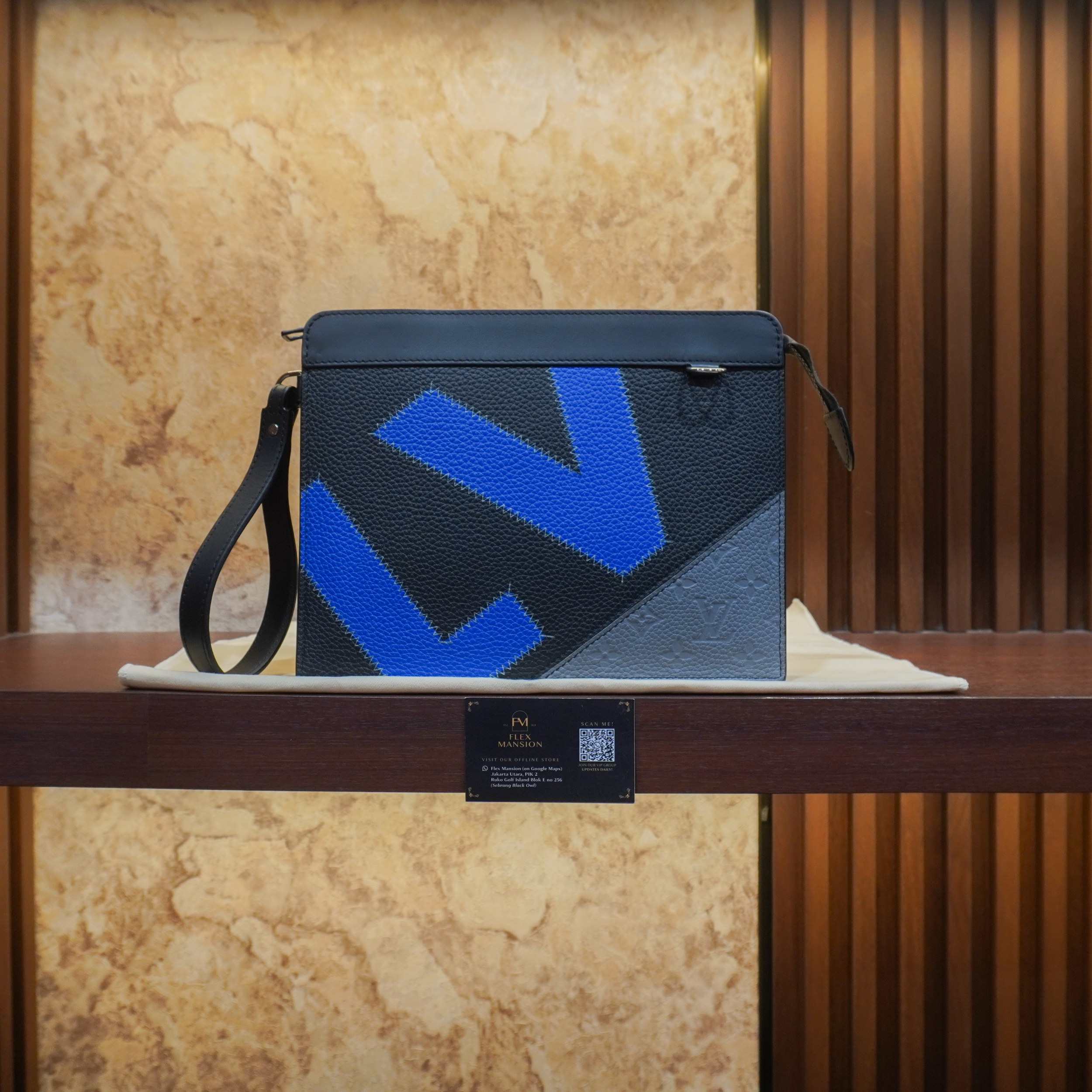 LV taurillon standing pochette climbing series