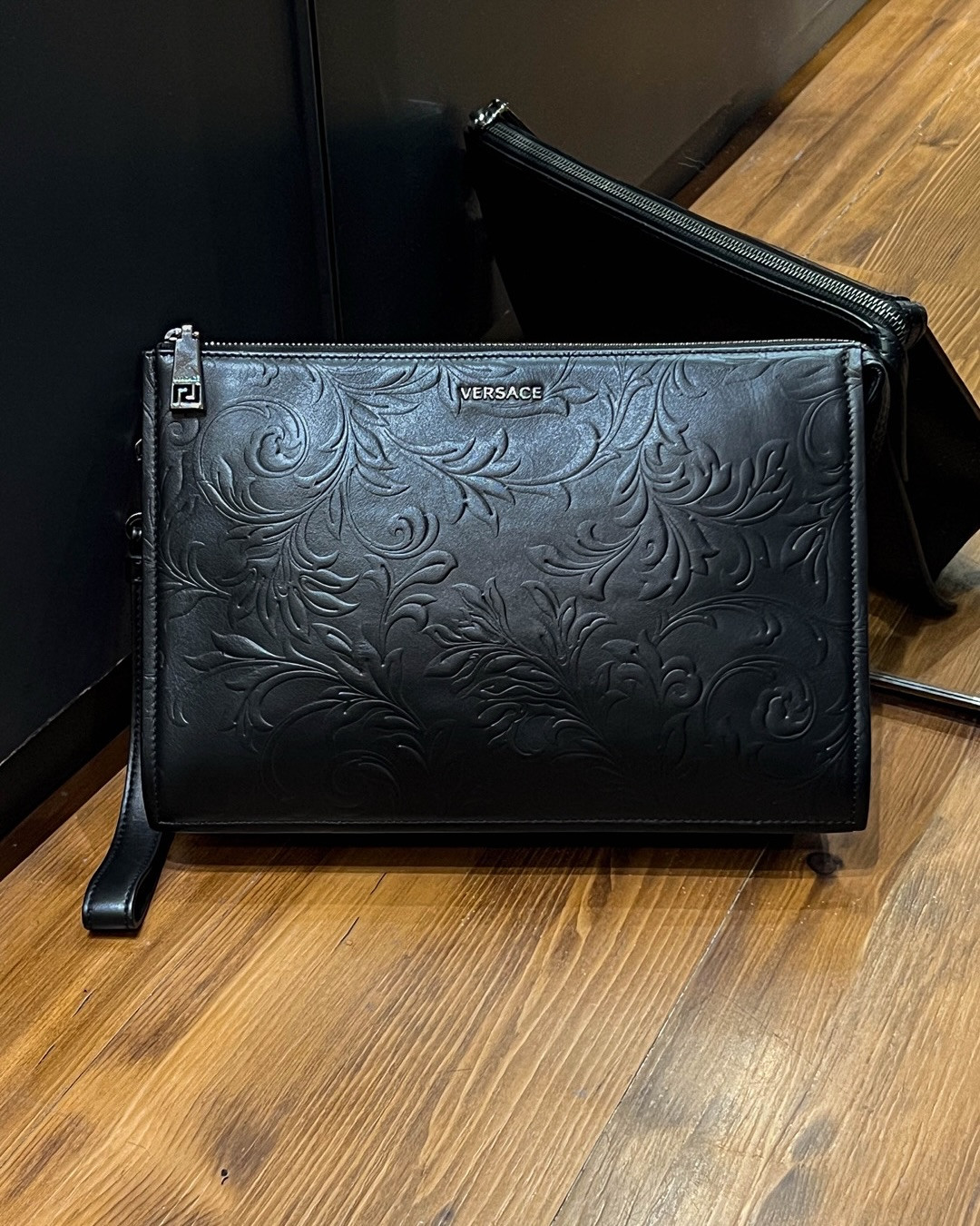 versace black leather clutch (new 20jt (SBY