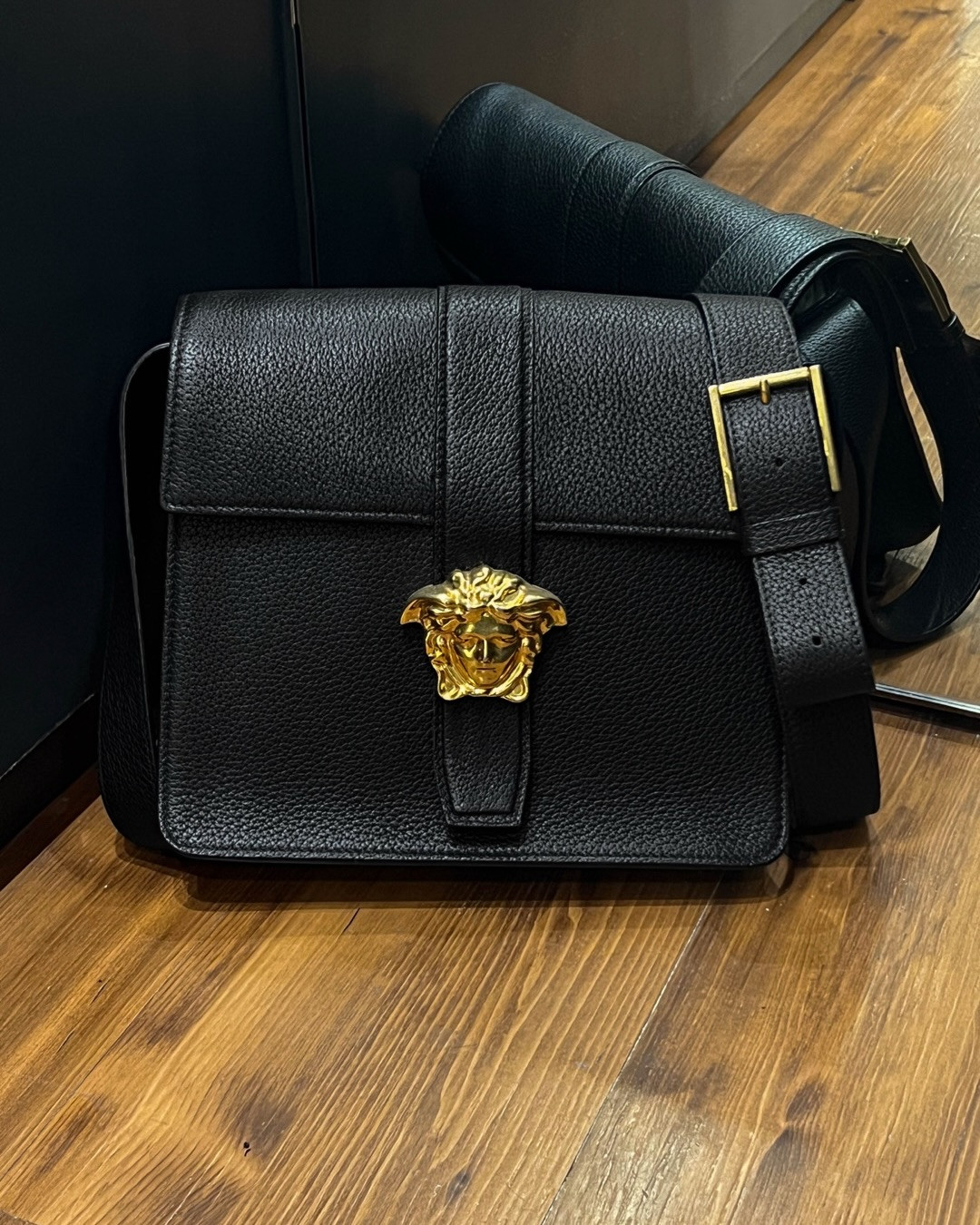 Versace medusa messenger bag (new 25jt (SBY